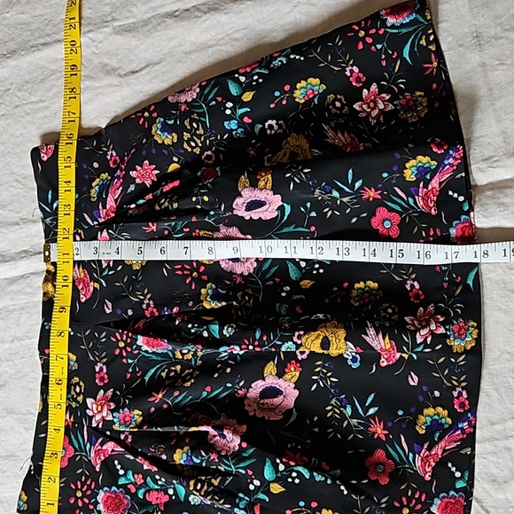 Lucca pleated black flowered mini skirt size large - Picture 3 of 10